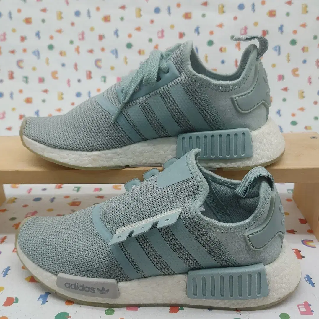 아디다스 NMD R1 여성운동화235